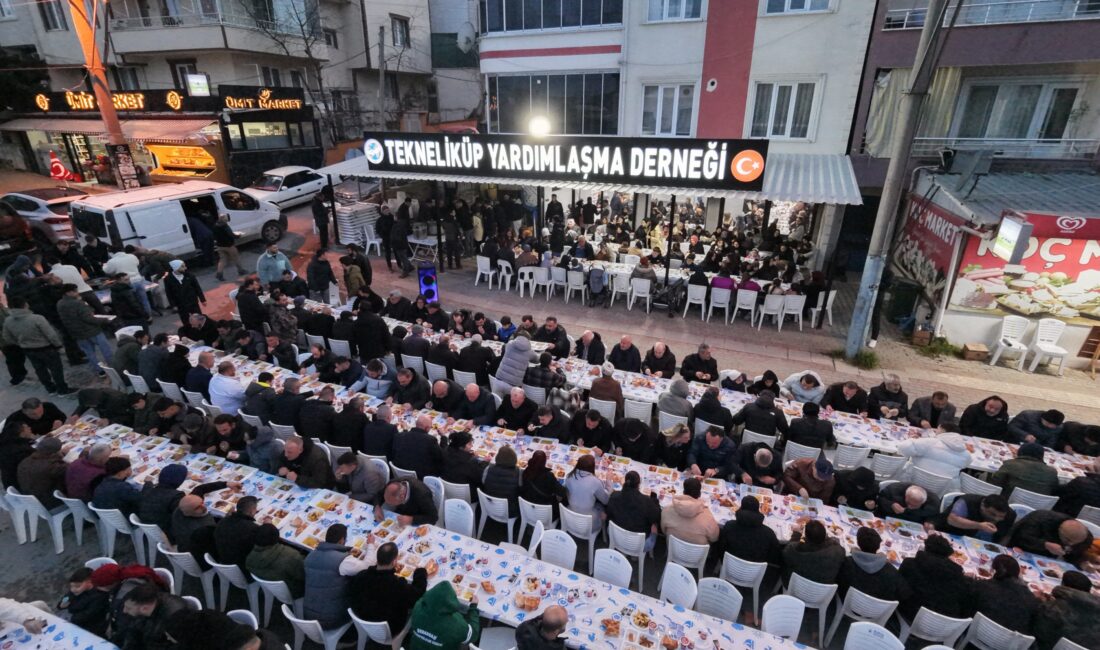 Soğuk hava sokak iftarını durduramadı Orhangazi’de düzenlenen geleneksel sokak iftarında yaklaşık 1.500 kişi aynı sofrada