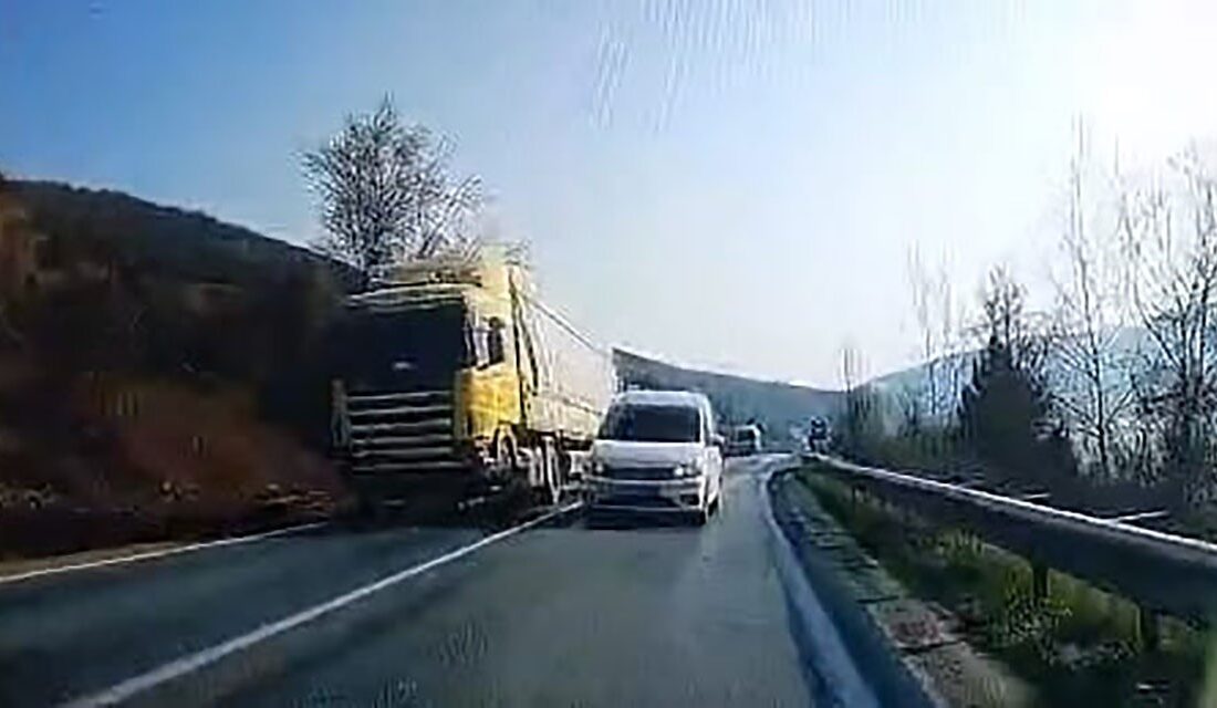 Bir anda karşısına çıktı, facia kıl payı atlatıldı İnegöl-Yenişehir yolunda hatalı sollama yapan araç az daha faciaya neden