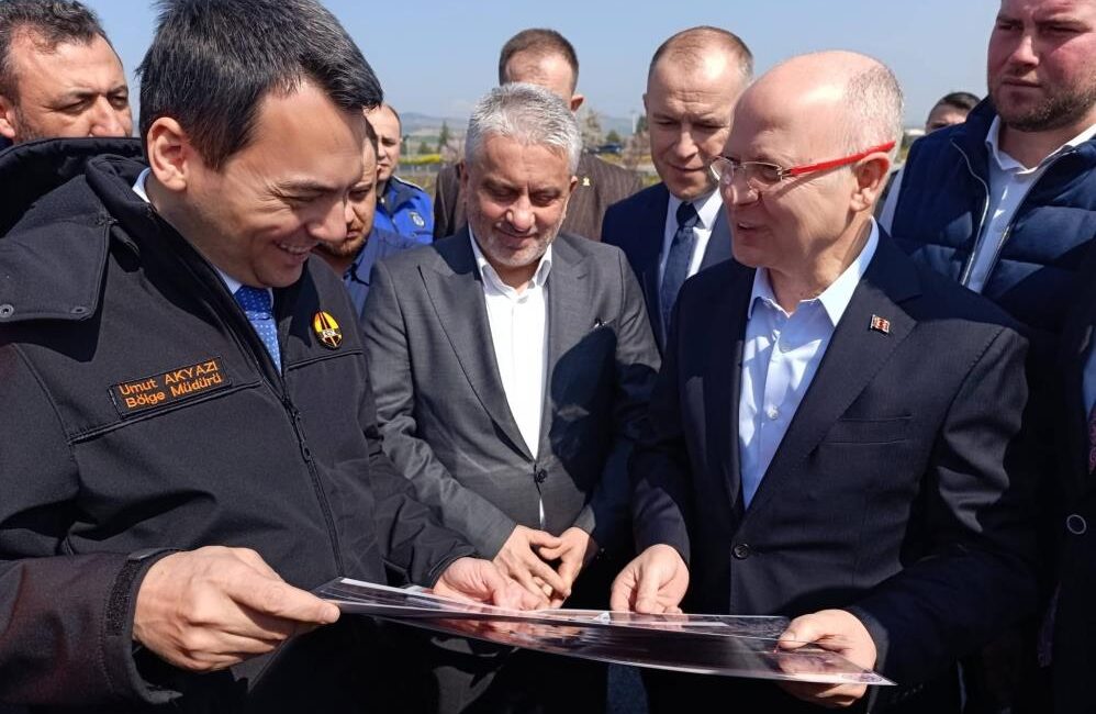 Yenişehir’de dev ulaşım hamlesi Yenişehir’de yıllardır beklenen ulaşım projeleri bir bir tamamlanıyor. Bilecik yolu