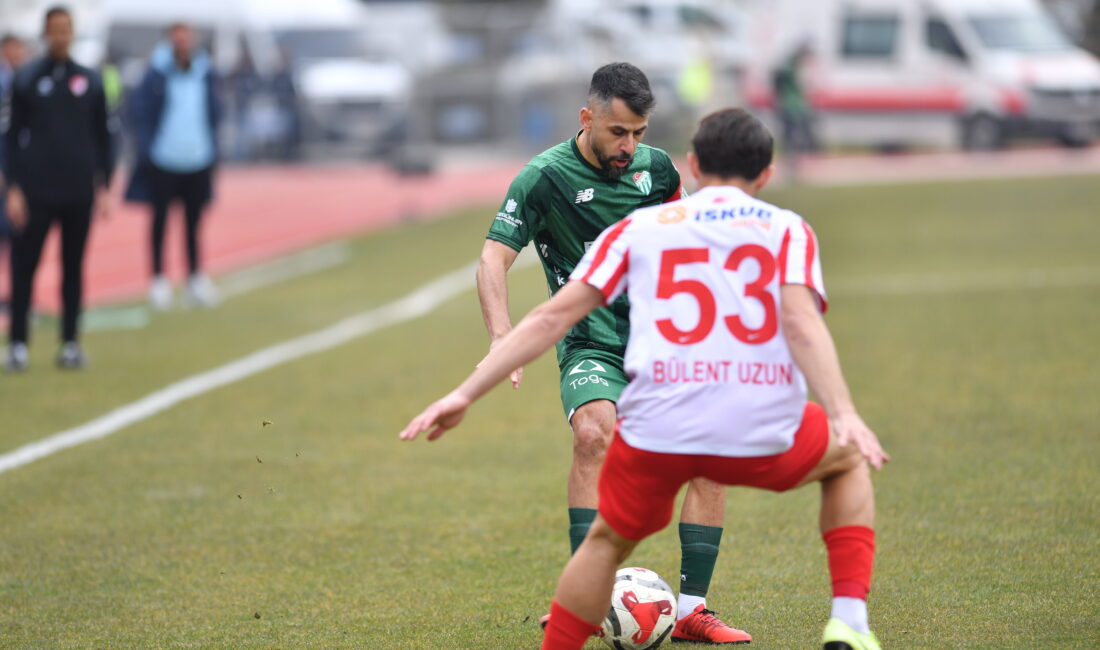Timsah Maraş’tan puanla döndü. Lider Bursaspor kritik Kahramanmaraş İstiklalspor deplasmanından golsüz beraberlikle ayrıldı.