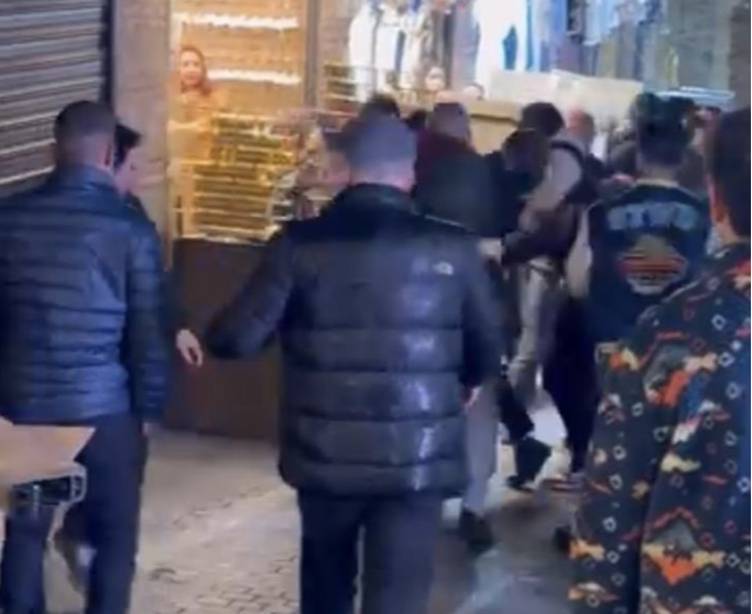 Bursa’da tarihi çarşı karıştı. Bursa’da Kapalı Çarşı'da iki grup arasında çıkan kavga, adeta meydan