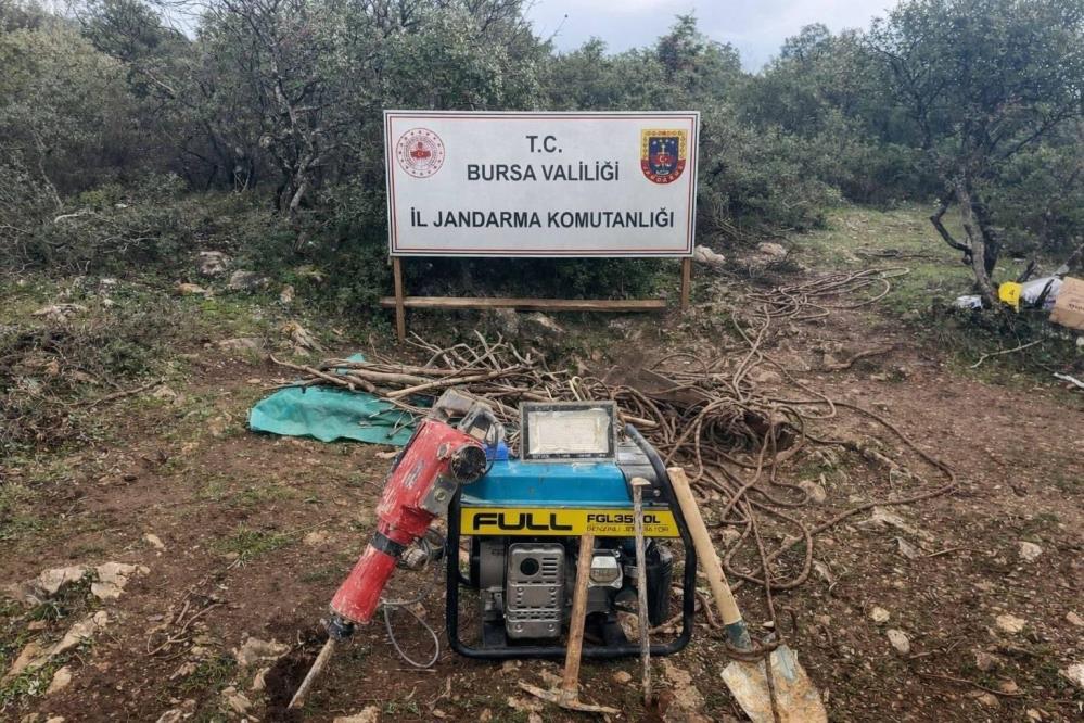 Bursa’da jandarma ekipleri, ormanlık alanda yapılan kaçak kazıda 35 metrelik