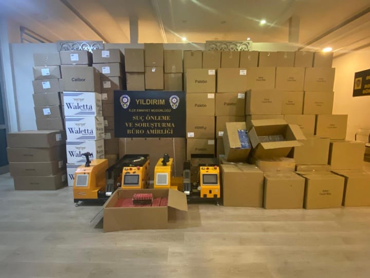 Bursa’da polis ekiplerinin düzenlediği operasyonda kaçak sigara üretimi yapılan bir