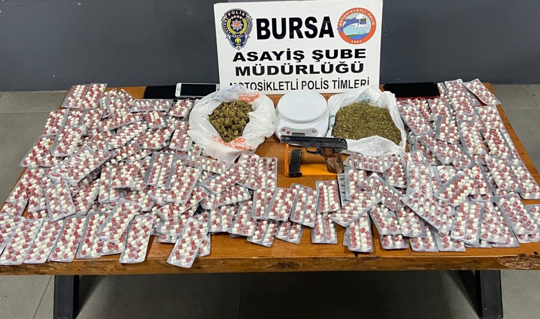 Şüpheli kovalamaca sonrası yakalandı Polisin “dur” ihtarına uymayarak kaçan şüpheli, yapılan çalışmalar sonucu yakalandı.