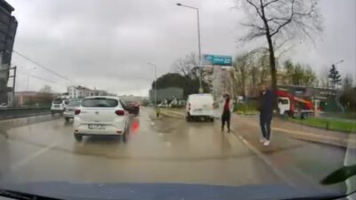 Trafikte yaşanan yol verme tartışması büyüdü, minibüsten inen 3 kişi