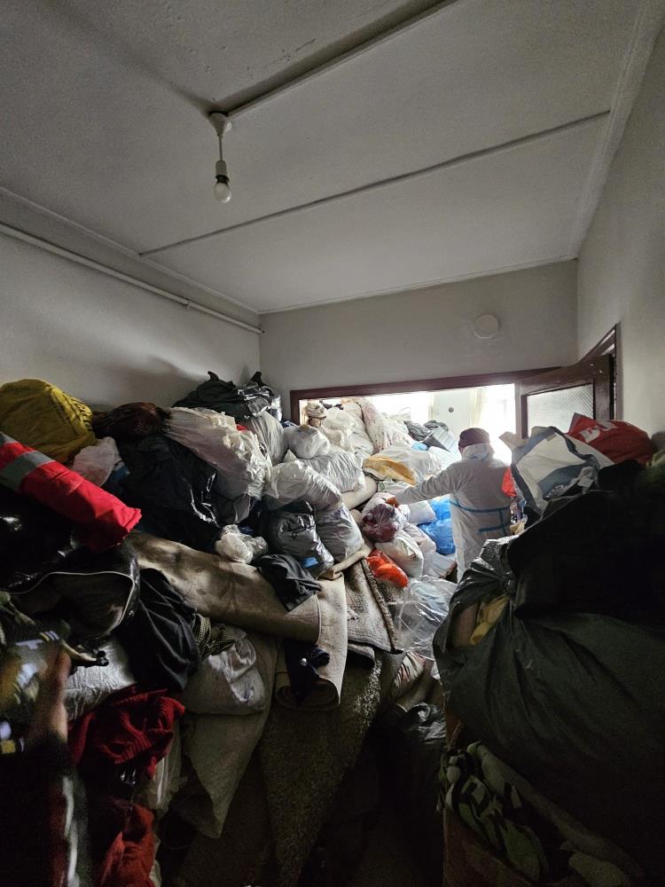 Bursa'nın Osmangazi ilçesindeki tarihi Kayıhan sokağında tonlarca çöpün biriktiği bir