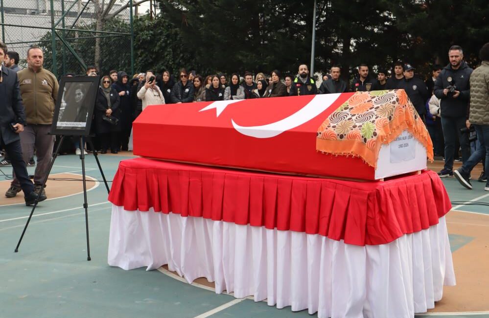 Fatma Nur öğretmen gözyaşlarıyla uğurlandı Çekmeköy’de öğrencisi tarafından uğradığı bıçaklı saldırı sonucu hayatını kaybeden Fatma