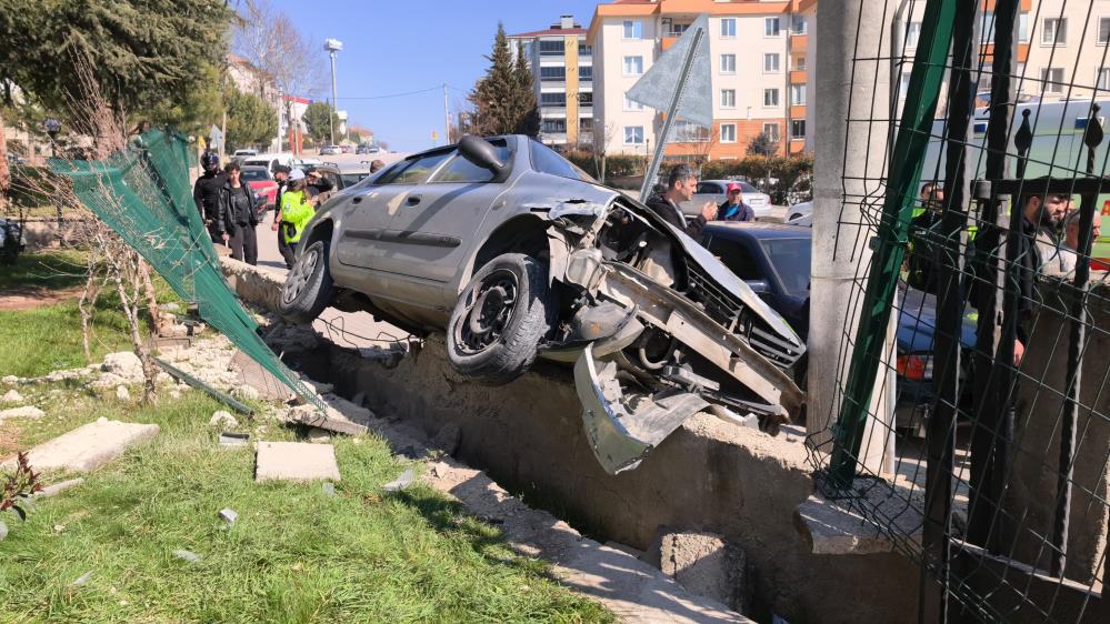 Bursa’daki feci kaza: Torunun ardından dede de kurtarılamadı Bursa'nın İnegöl ilçesinde, sürücüsünün el frenini çekmeyi unuttuğu iddia edilen