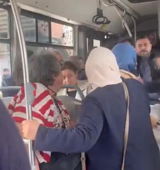 Yer kavgasında şoförün kolunu ısırdı Bursa'da belediye otobüsünde çıkan yer kavgasında iki kadın, araya giren