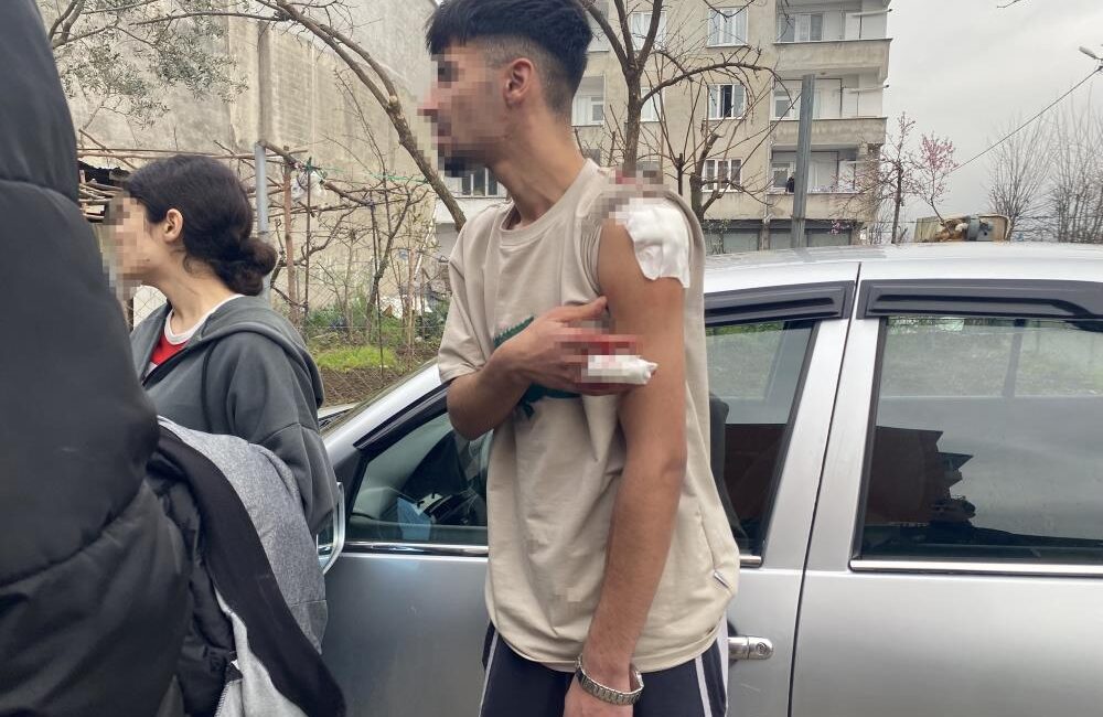 Bir anda büyüdü… kız meselesi kanlı bitti Bursa’da iki genç arasında çıkan tartışma bıçaklı kavgaya dönüştü. Olayda