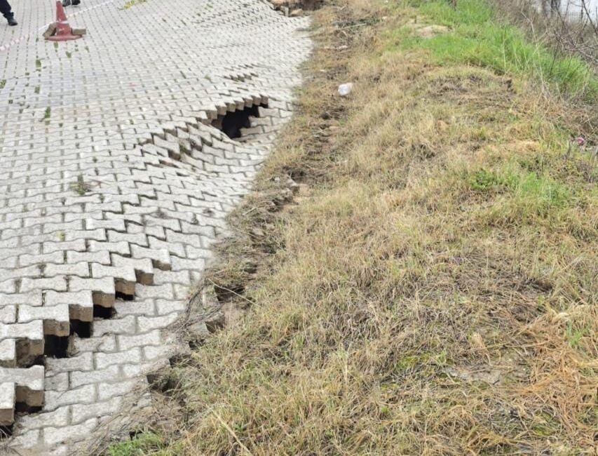 Site önündeki yol çöktü Bursa'nın Mudanya ilçesi Burgaz Mahallesi'nde bir sitenin önündeki yol, yağmurun