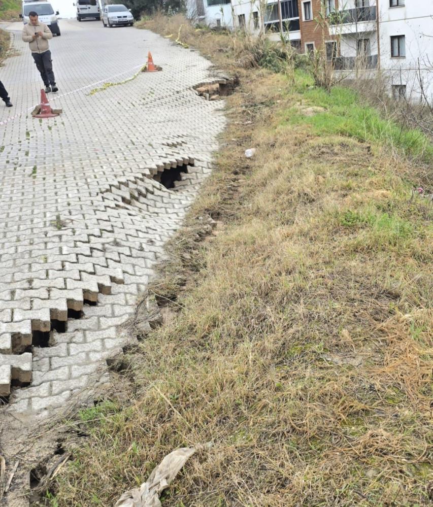 Bursa'nın Mudanya ilçesi Burgaz Mahallesi'nde bir sitenin önündeki yol, yağmurun