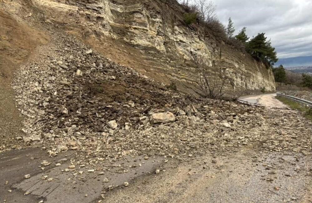 Yol saniyeler içinde kapandı İnegöl’de meydana gelen heyelan yolu ulaşıma kapattı, o anlar kameraya