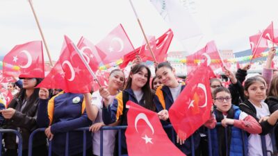 Osmangazi Belediyesi’nin 23 Nisan etkinlikleriyle meydan çocuklar için şenlik alanına