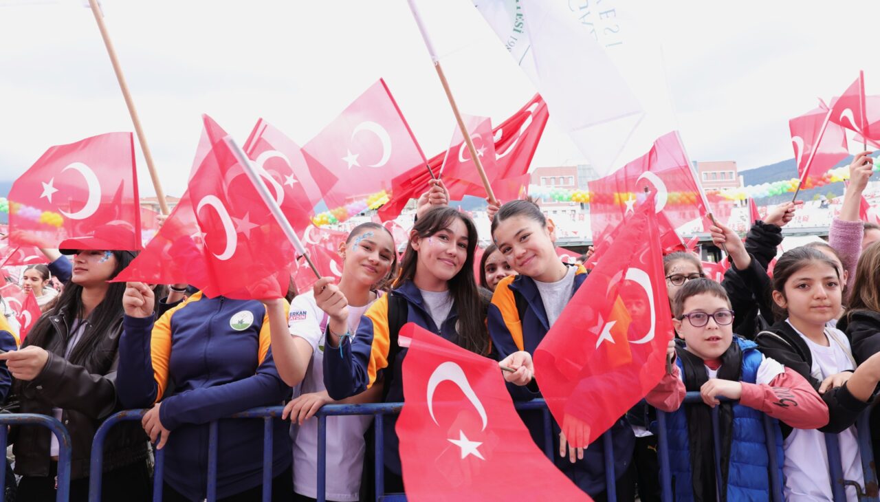 Osmangazi Belediyesi’nin 23 Nisan etkinlikleriyle meydan çocuklar için şenlik alanına