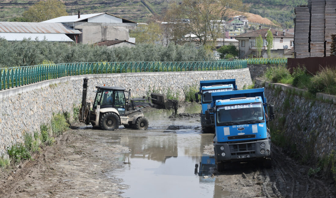 Derelerde temizlik başladı… BUSKİ ekipleri, Bursa’da derelerde temizlik çalışması başlattı.