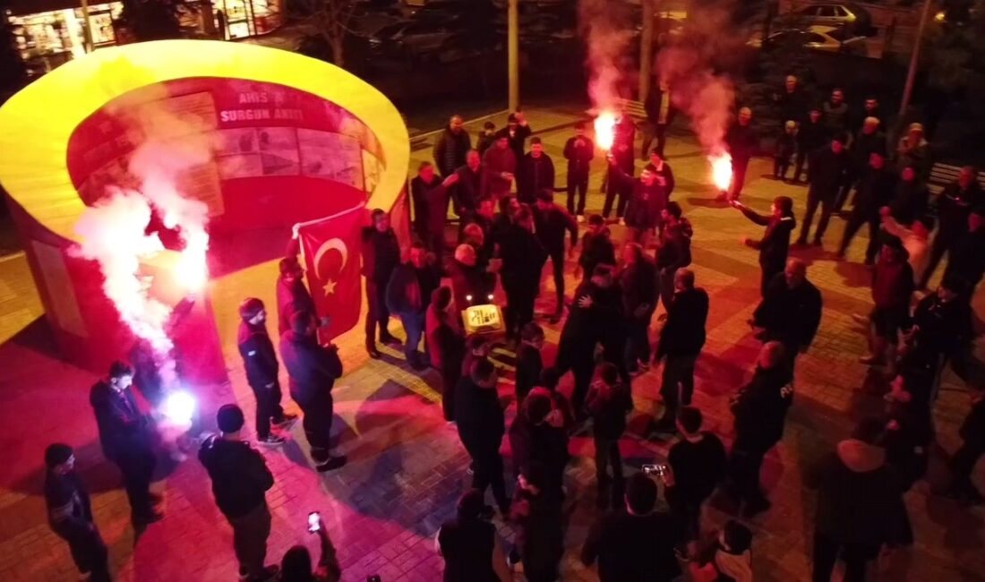 Kavga ihbarı sandılar… Karşılarında pasta buldular İnegöl’de polis ekiplerine yapılan sahte kavga ihbarı, sürpriz kutlamaya dönüştü.