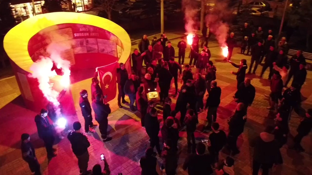 İnegöl’de polis ekiplerine yapılan sahte kavga ihbarı, sürpriz kutlamaya dönüştü.