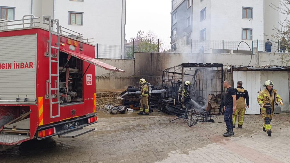 İnegöl’de depoda çıkan yangında tüp patladı, panik yaşandı.