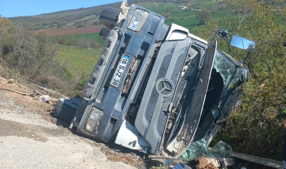 Beton mikseri şarampole uçtu! Bursa’nın İnegöl ilçesinde kontrolden çıkan beton mikseri şarampole yuvarlandı, sürücü