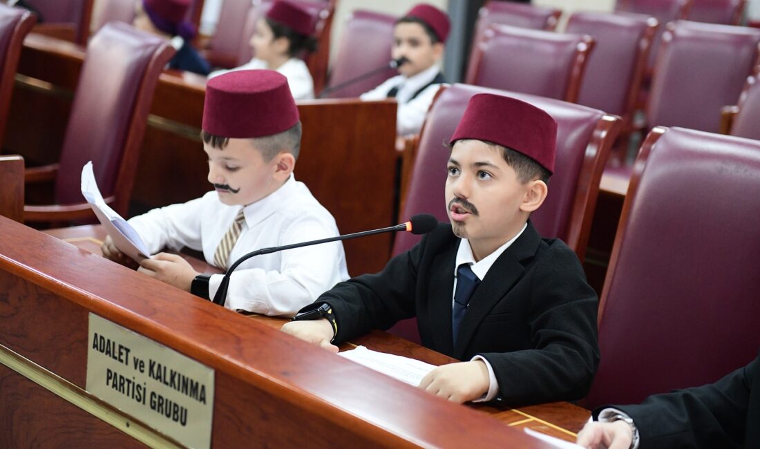 Minikler meclisi canlandırdı! Kestel’de 23 Nisan etkinliğinde öğrenciler Türkiye Büyük Millet Meclis’inin açılışını