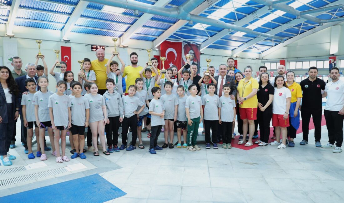 Havuzda nefes kesen mücadele! Osmangazi’de düzenlenen yüzme şenliğinde minik sporcular hem yarıştı hem bayram