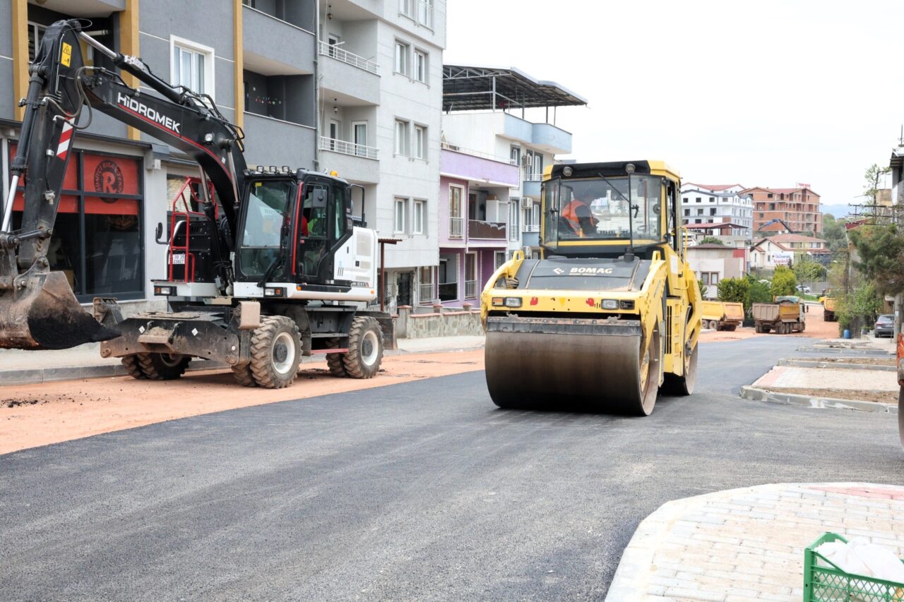 Osmangazi’de üstyapı çalışmaları hız kesmiyor. Hamitler’de hem tretuvar hem asfalt