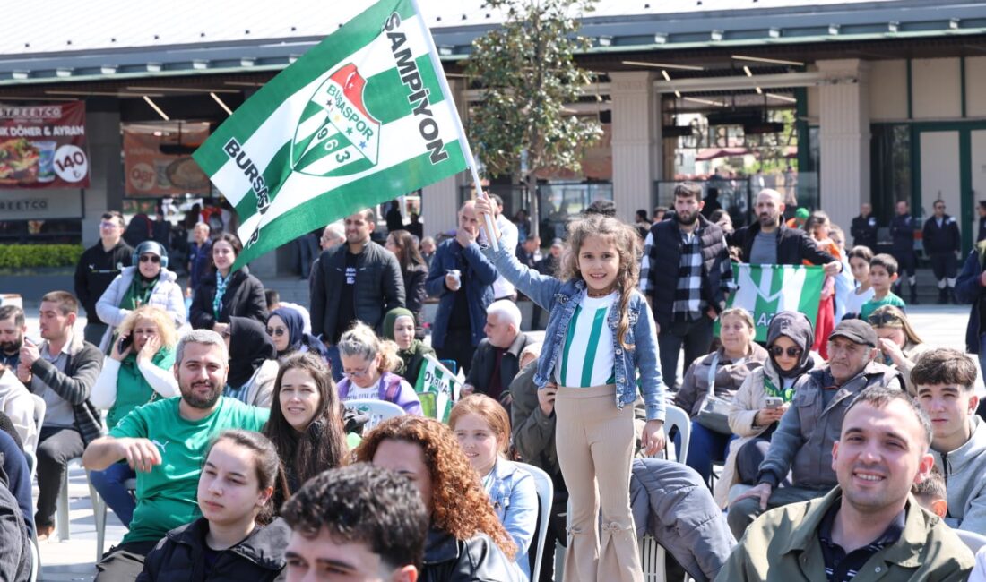 Meydan yeşil beyaza döndü… Bursaspor’un galibiyeti Osmangazi Meydanı’nda dev ekranda izlendi, taraftar büyük coşku