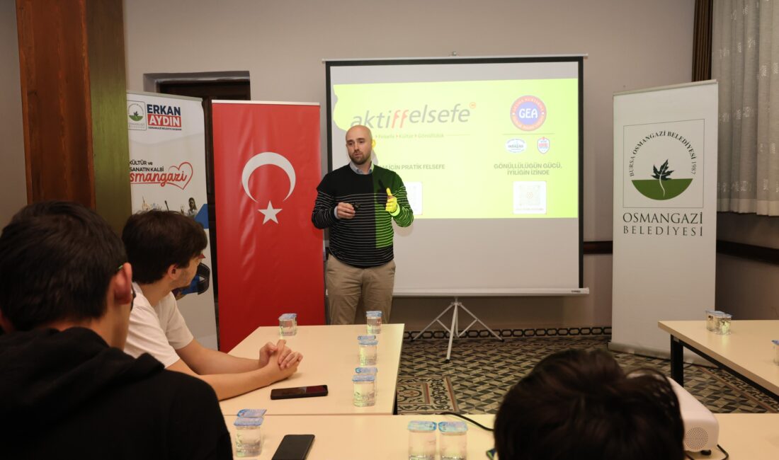 Gençler doğru bilginin peşine düştü Osmangazi’de düzenlenen “Genç Filozoflar Atölyesi” ile gençler, bilgi kirliliğine karşı