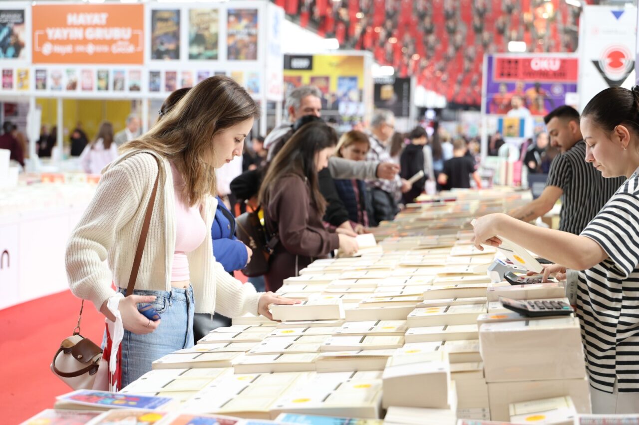 TÜYAP Kitap Fuarı’nda Cezmi Ersöz, Osmangazi standında okurlarıyla buluştu.
