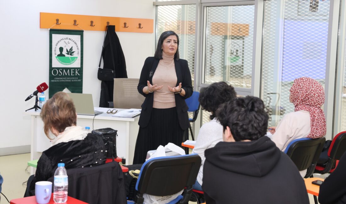 Girişimciler yetişiyor Osmangazi’de düzenlenen girişimcilik eğitimleriyle kursiyerler kendi işlerini kurmaya hazırlanıyor.