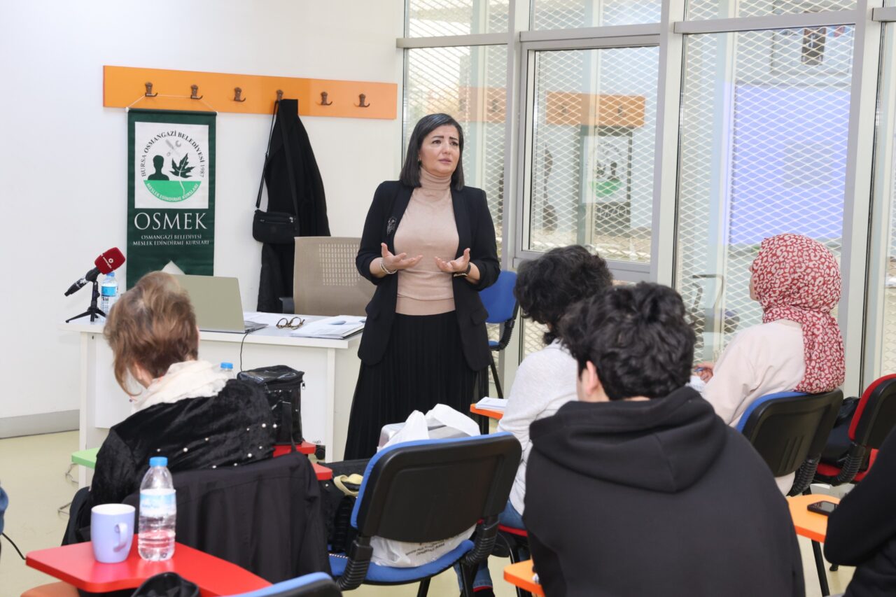 Osmangazi’de düzenlenen girişimcilik eğitimleriyle kursiyerler kendi işlerini kurmaya hazırlanıyor.