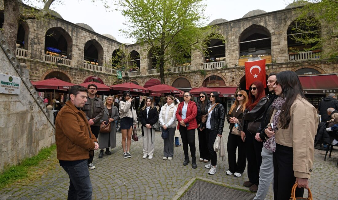 Öğrenciler Bursa’nın lezzetlerini keşfetti… Osmangazi Belediyesi’nin düzenlediği gastronomi turunda öğrenciler, Bursa’nın coğrafi işaretli lezzetlerini