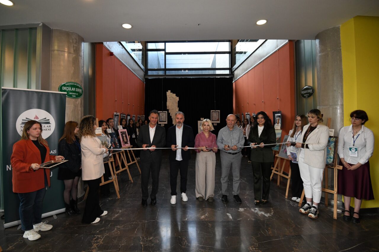 Bursa’da açılan “Edebiyattan Sanata Yolculuk” sergisi, öğrencilerin eserleriyle büyük beğeni