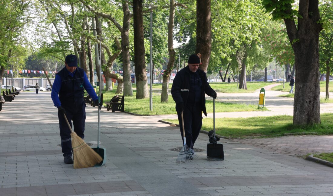 Her sabah tertemiz… Osmangazi Belediyesi ekipleri, park ve yeşil alanlarda her gün düzenli
