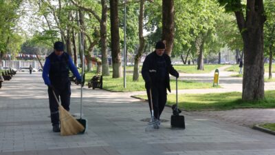 Osmangazi Belediyesi ekipleri, park ve yeşil alanlarda her gün düzenli