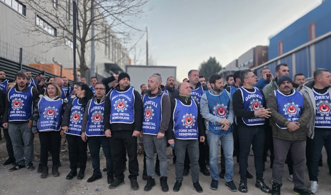 Üretim durdu… İşçiler fabrika önünde toplandı Bursa’da İnova Koltuk fabrikasında 16 işçinin işten çıkarılması sonrası işçiler
