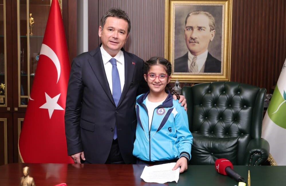 Koltuk çocuklara emanet Osmangazi Belediye Başkanı Erkan Aydın, geleceğin teminatı olan çocuklara verdiği