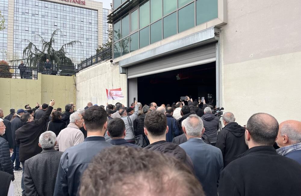 Seçim öncesi gerginlik yaşandı Polis geniş güvenlik tedbiri aldı, meclis üyeleri haricindeki CHP'liler belediye
