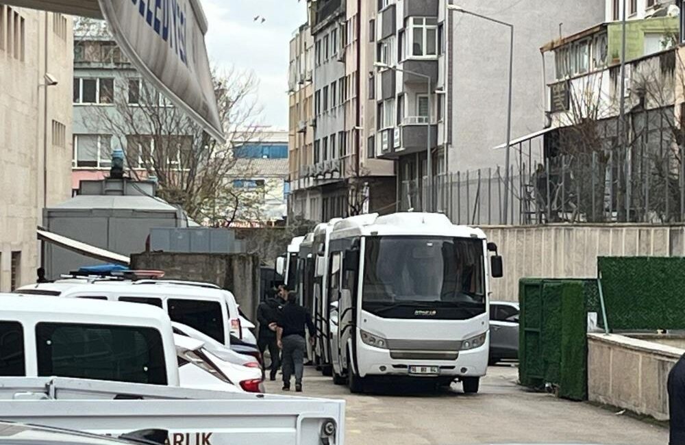 Rüşvet ve örgüt soruşturmasında 3 kişi daha tutuklandı Bursa Büyükşehir Belediye eski Başkanı Mustafa Bozbey’in de aralarında bulunduğu