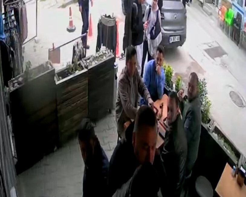 Heimlich manevrasıyla kurtarıldı Bursa'da boğazına yemek kaçan 65 yaşındaki vatandaş, esnafın Heimlich manevrasıyla