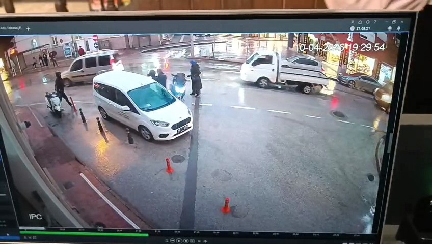 İnegöl’de bıçaklı saldırı Bursa’nın İnegöl ilçesinde meydana gelen olayda, motosikletinden inerek diğer sürücüye