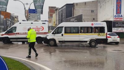 Bursa'nın İnegöl ilçesinde meydana gelen kazada kamyon ile servis minibüsü