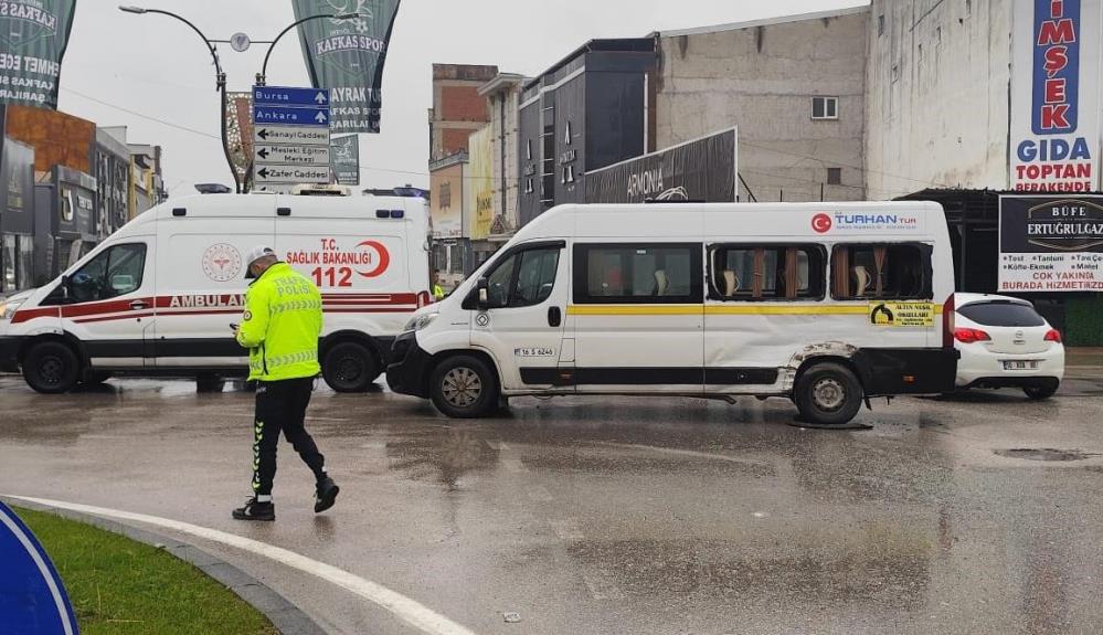 Kamyon ile servis minibüsü çarpıştı. Bursa'nın İnegöl ilçesinde meydana gelen kazada kamyon ile servis minibüsü