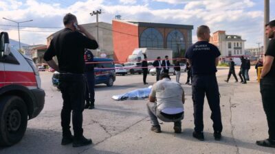 İnegöl’de freni patlayan vinç kontrolden çıkarak dereye uçtu. Kazada sürücü