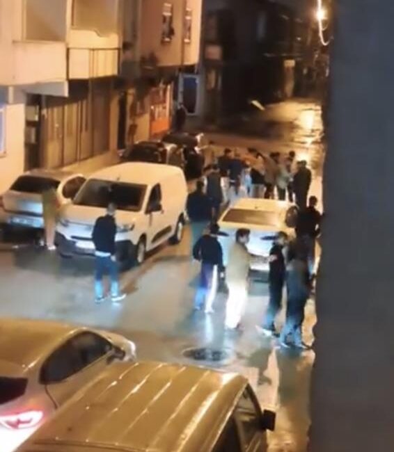 Meydan savaşı gibi! Bursa’da iki grup arasında çıkan kavga mahalleyi adeta savaş alanına