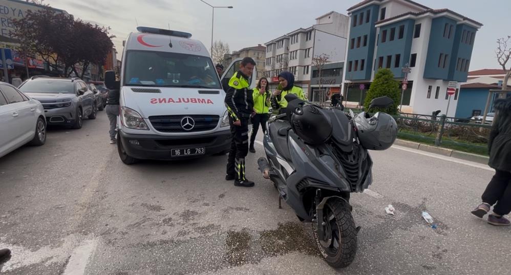 Yine motosiklet kazası Bursa’nın Osmangazi ilçesinde meydana gelen trafik kazasında işçi servisine çarpan