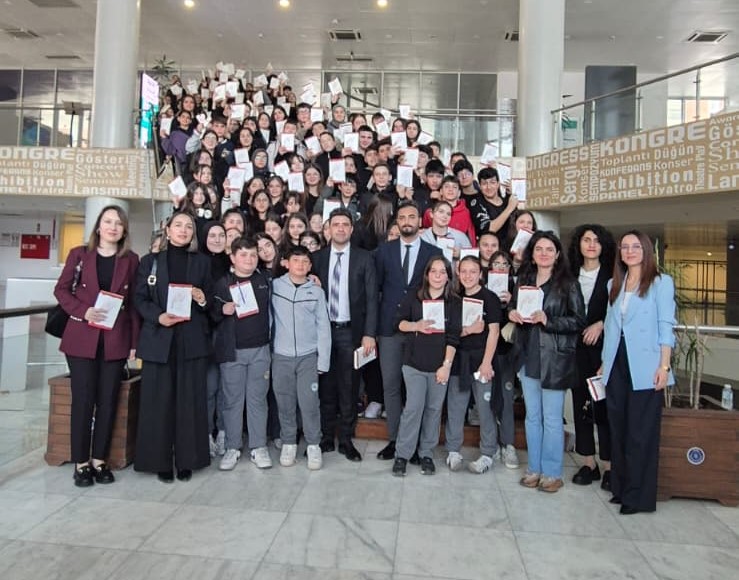 Bu okul bambaşka… Nuri Erbak Ortaokulu öğrencilerinin kaleminden çıkan “Nuri Erbak’tan Küçük Kalemler”