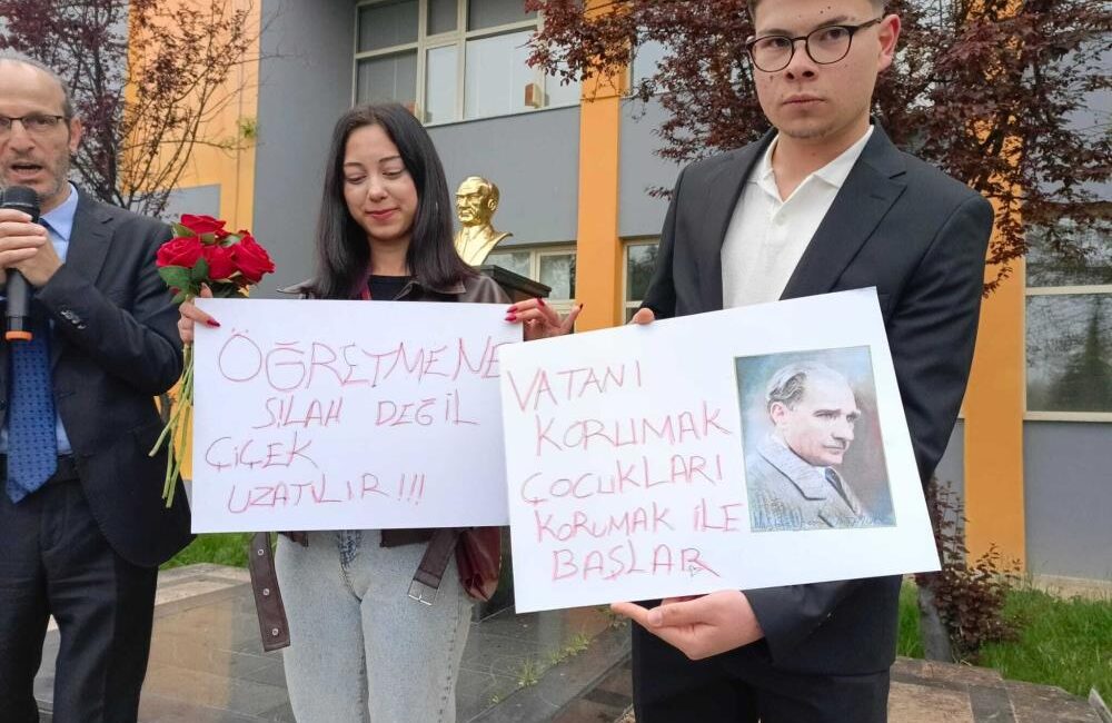 Öğretmen ve öğrenciler çiçeklerle karşılandı Şanlıurfa ve Kahramanmaraş'ta yaşanan üzücü olayların ardından, Şehit Erol Olçok