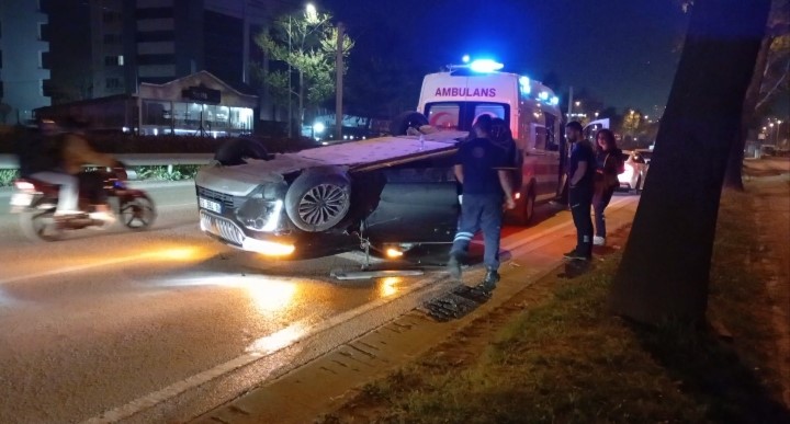 Otomobil takla attı, 1 yaralı Bursa’nın Osmangazi ilçesinde gece saatlerinde meydana gelen trafik kazasında iki